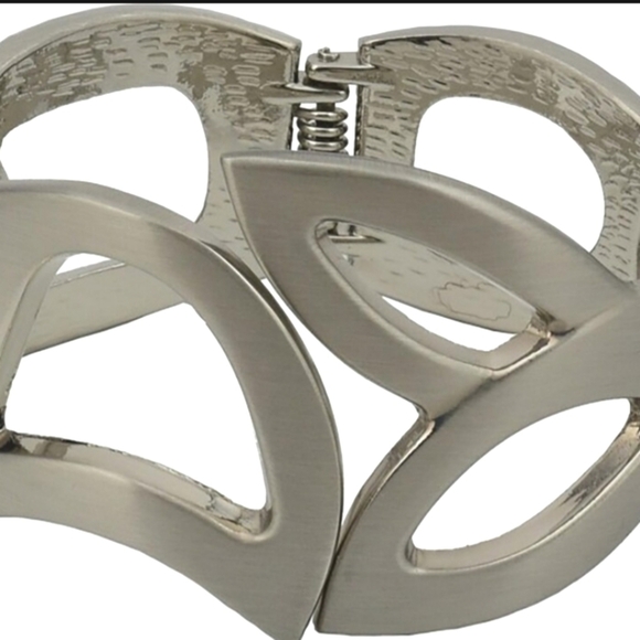 Vintage silver bangle costume jewelry bracelet - Picture 4 of 8